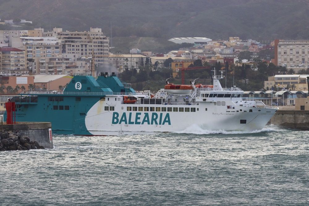 Sólo un barco de Balearia mantiene las conexiones entre Ceuta y Algeciras