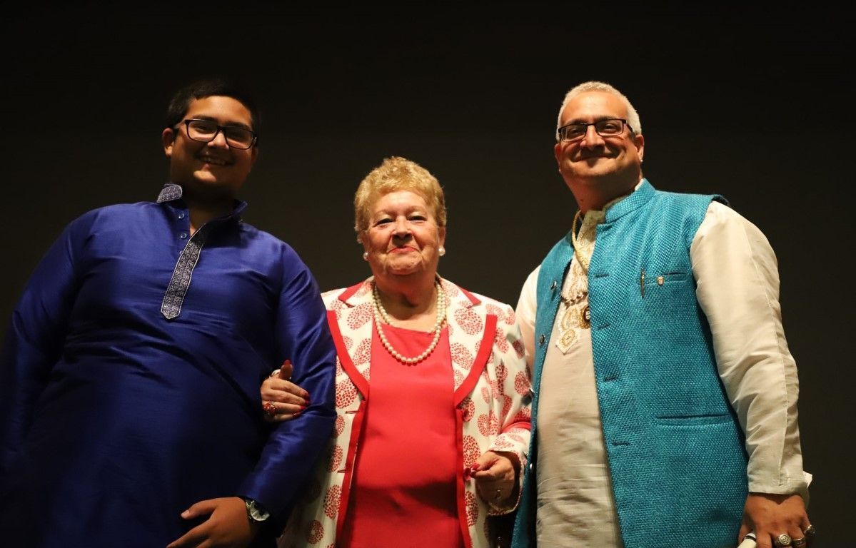 con mi Madre y mi hijo Govinda, entrega medalla de la Autonomía 2, septiembre 2019 003 RC