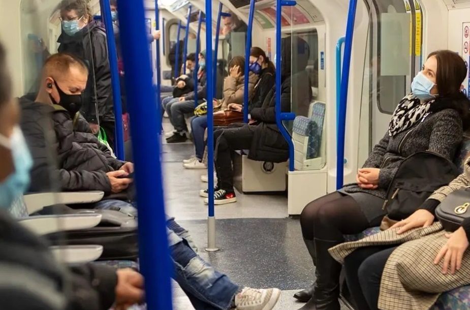Las mascarillas dejarán de ser obligatorias en el transporte público desde este miércoles