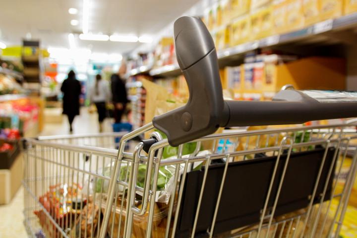 Los consumidores lamentan los problemas económicos con la cesta de la compra
