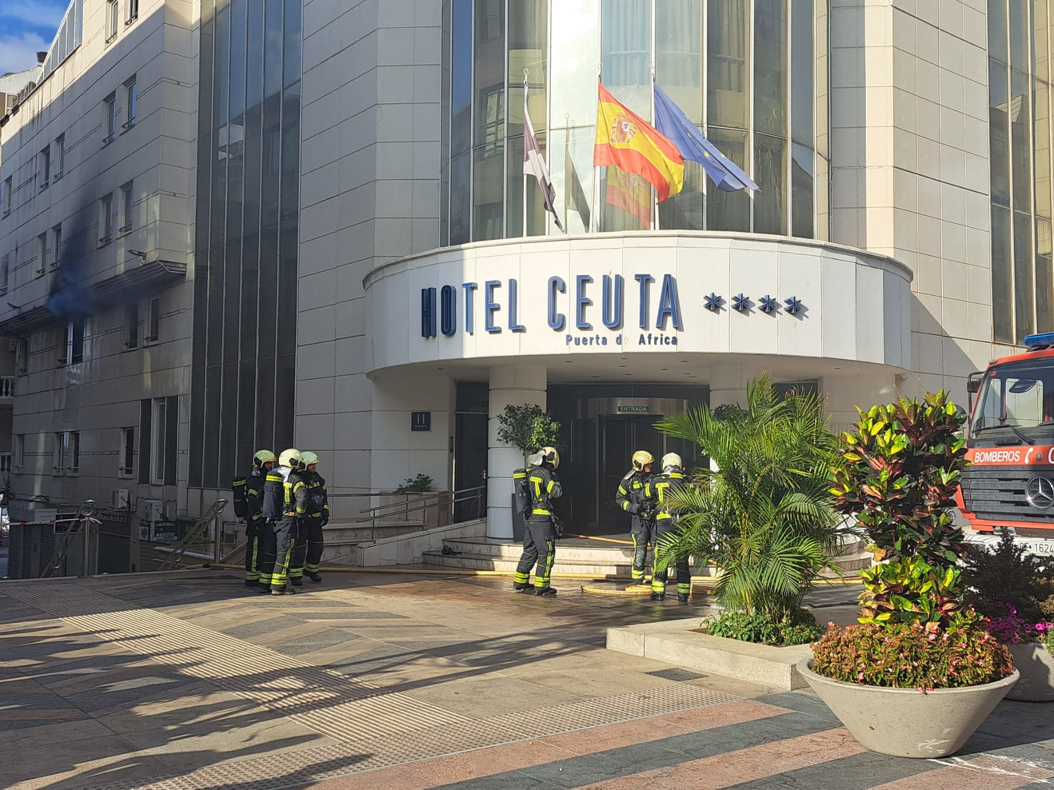 Los bomberos sofocan un incendio en una habitación del hotel Puerta de África