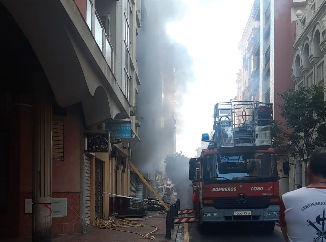 Los bomberos consiguen controlar el incendio en el edificio de colores tras más de seis horas de difícil trabajo