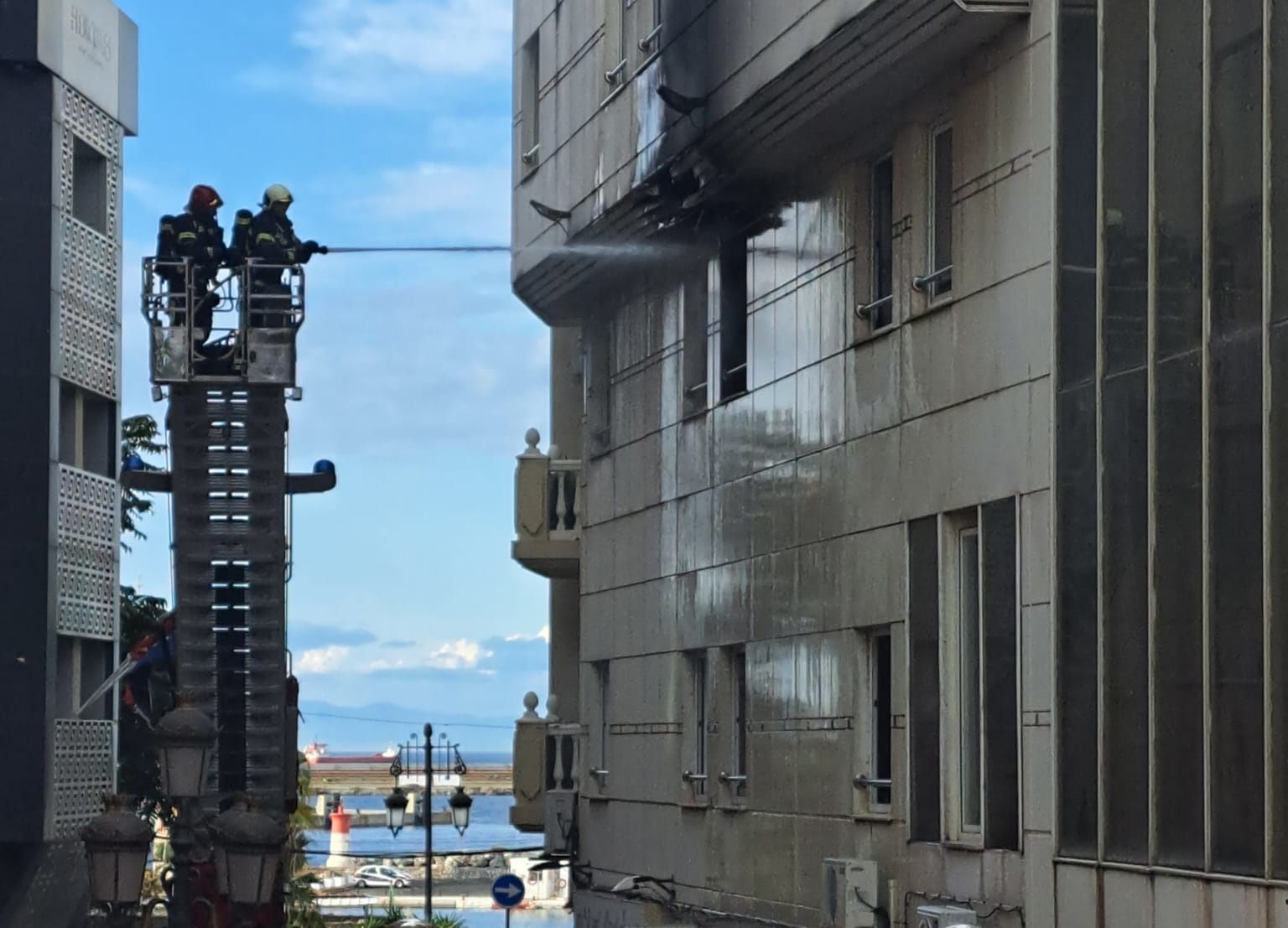 El Hotel Puerta de África permanecerá cerrado esta noche por el incendio