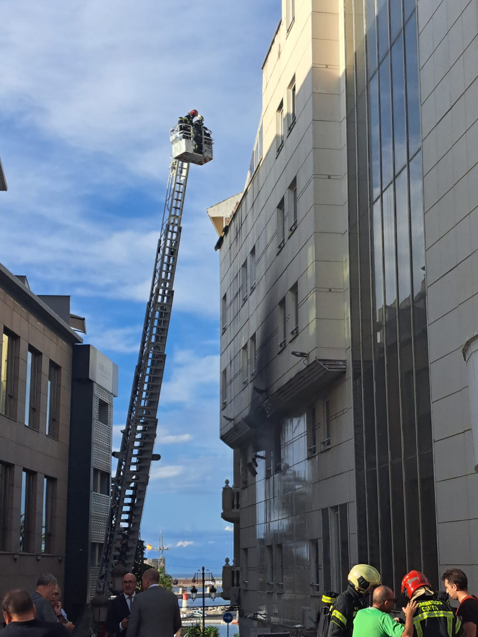 Continúa la reapertura gradual del Hotel Puerta de África tras incendio