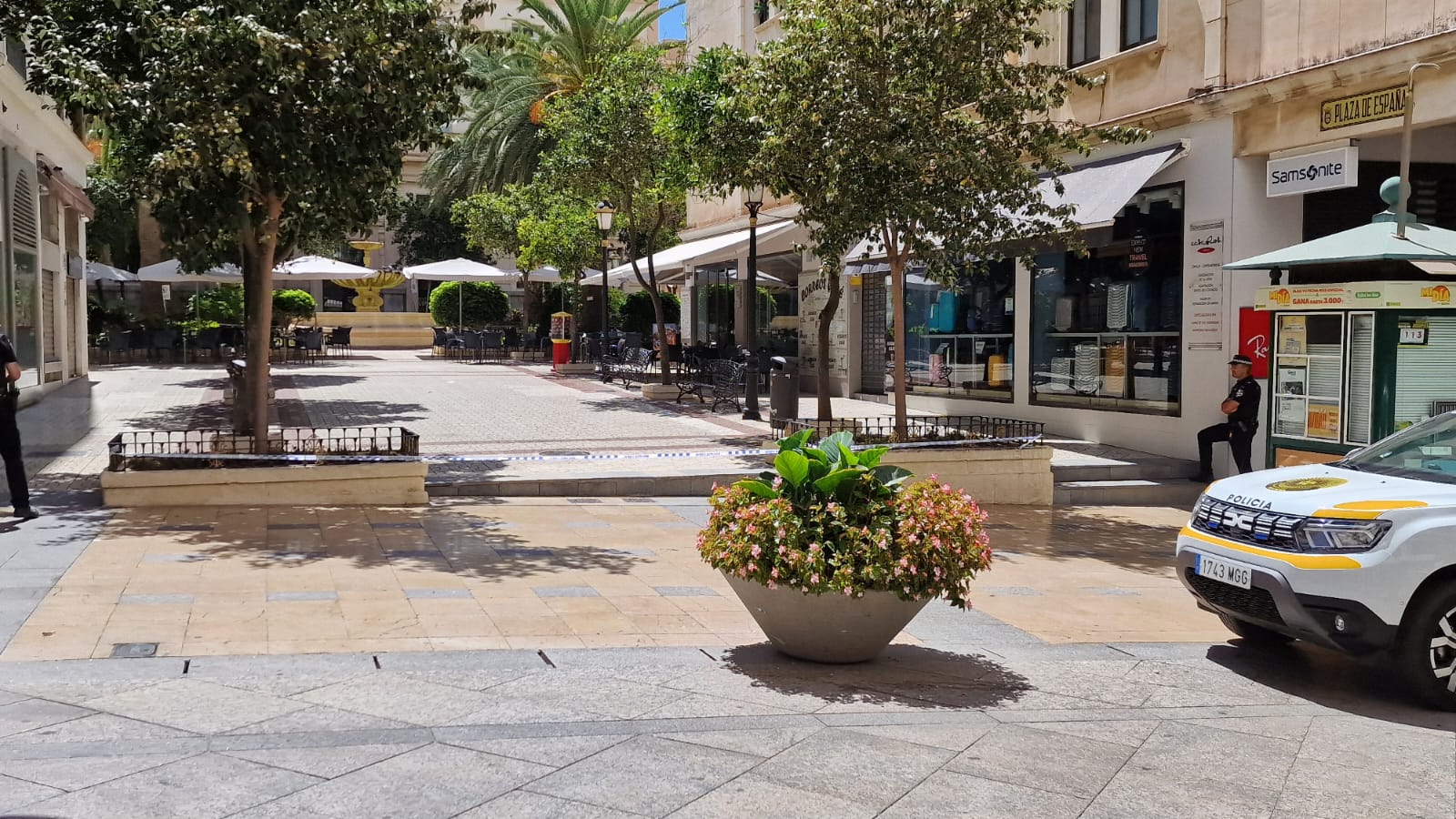 La Policía desaloja Correos y las cafeterías de la Plaza de España tras encontrar una maleta abandonada