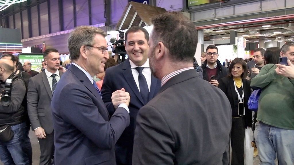 Feijóo visita el stand de Ceuta en FITUR 2023 y se interesa por los proyectos promocionales de la ciudad
