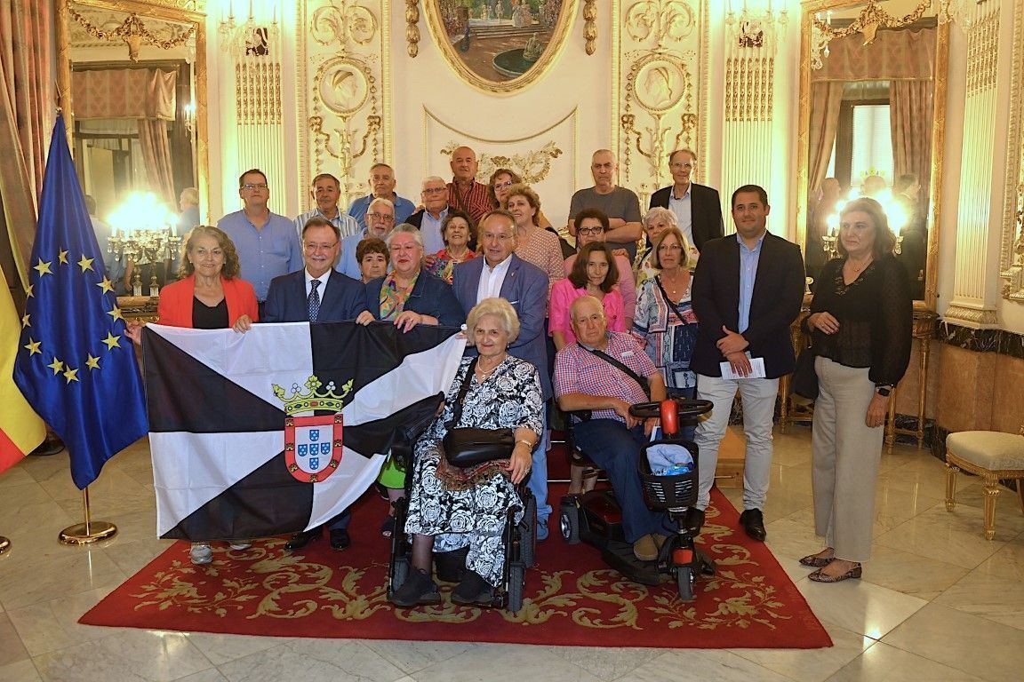 Vivas y Ramírez saludan a un grupo de turistas de Alhaurín de la Torre