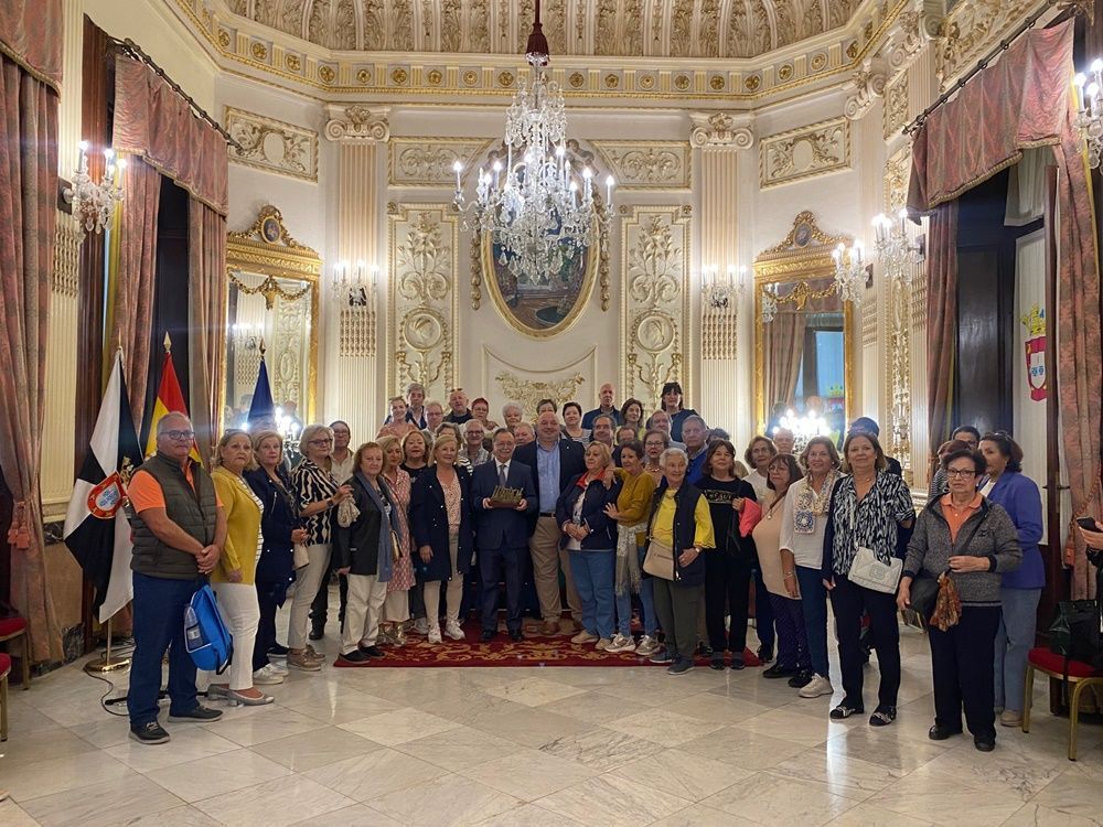 El Presidente de la Ciudad recibe a un grupo de turistas de Motril