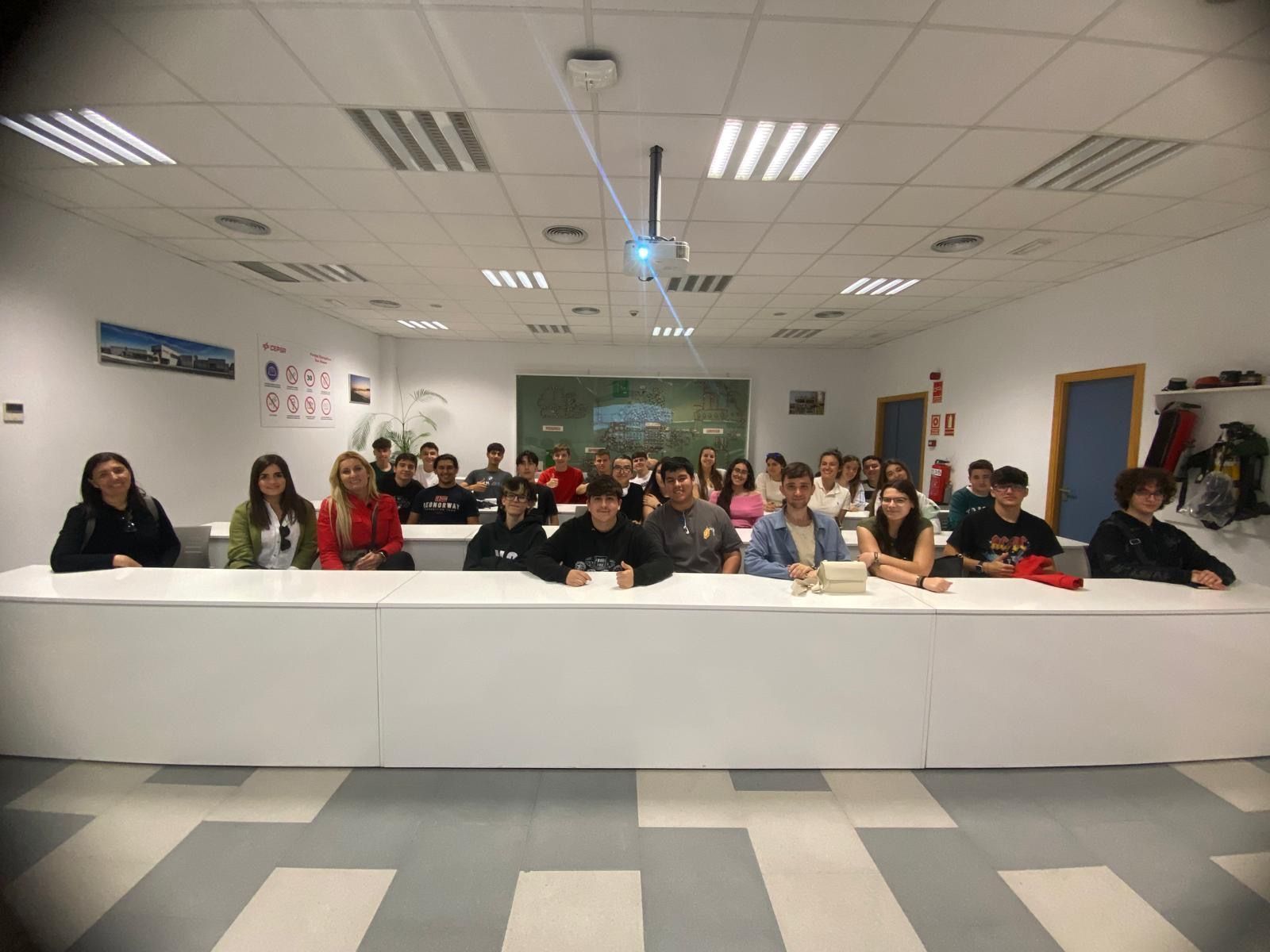 Estudiantes del Siete Colinas visitan la refinería Gibraltar-San Roque