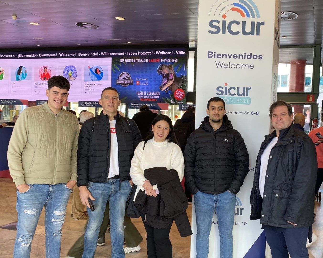 Alumnos del Camoens visitan el SICUR 2024
