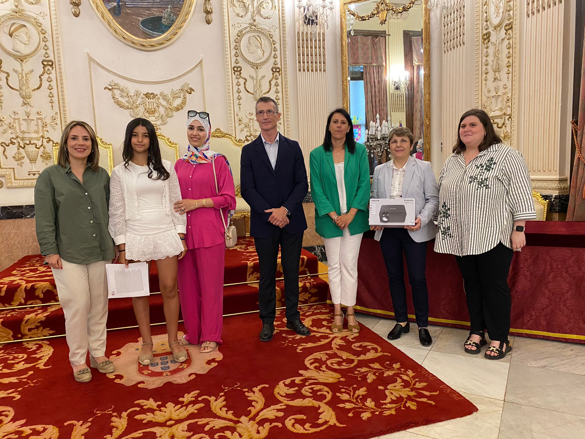 Tasmin Mohamed recibe su premio de ganadora del concurso de relatos cortos “Jóvenes Talentos”