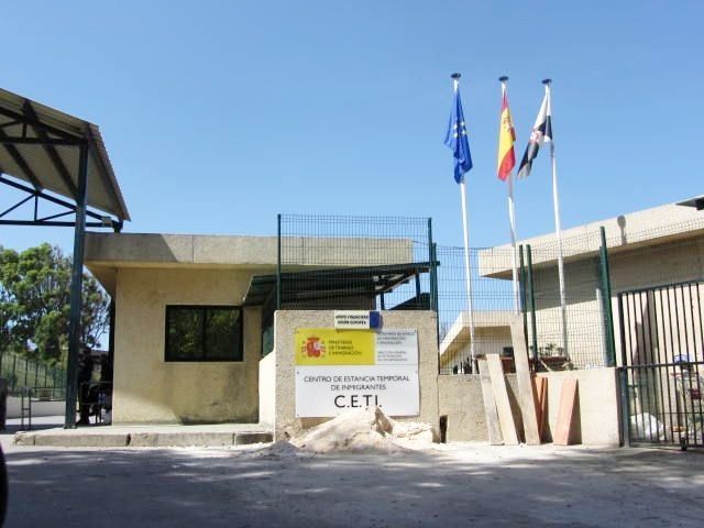 El CETI alcanza los 330 acogidos tras las últimas entradas a nado