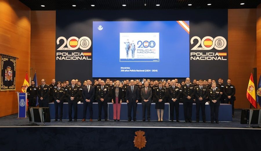 Correos presenta un sello conmemorativo del Bicentenario de la Policía Nacional