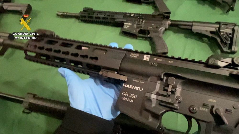 Guardia Civil desarticula red de tráfico de armas a grupos narcos: 16 detenidos y 14 rifles incautados