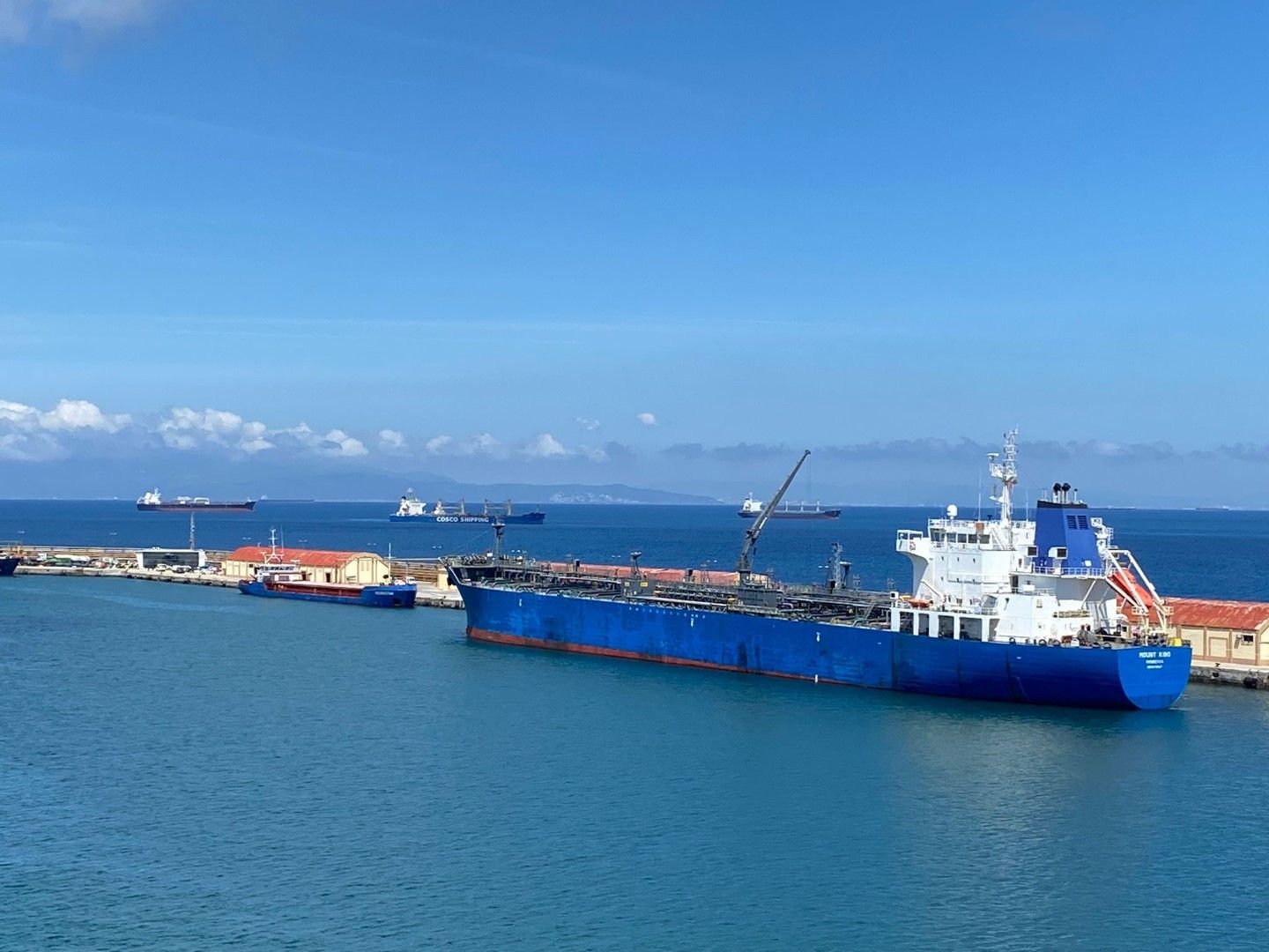 La Autoridad Portuaria destaca que el vertido de combustible no ha afectado a otras zonas del puerto