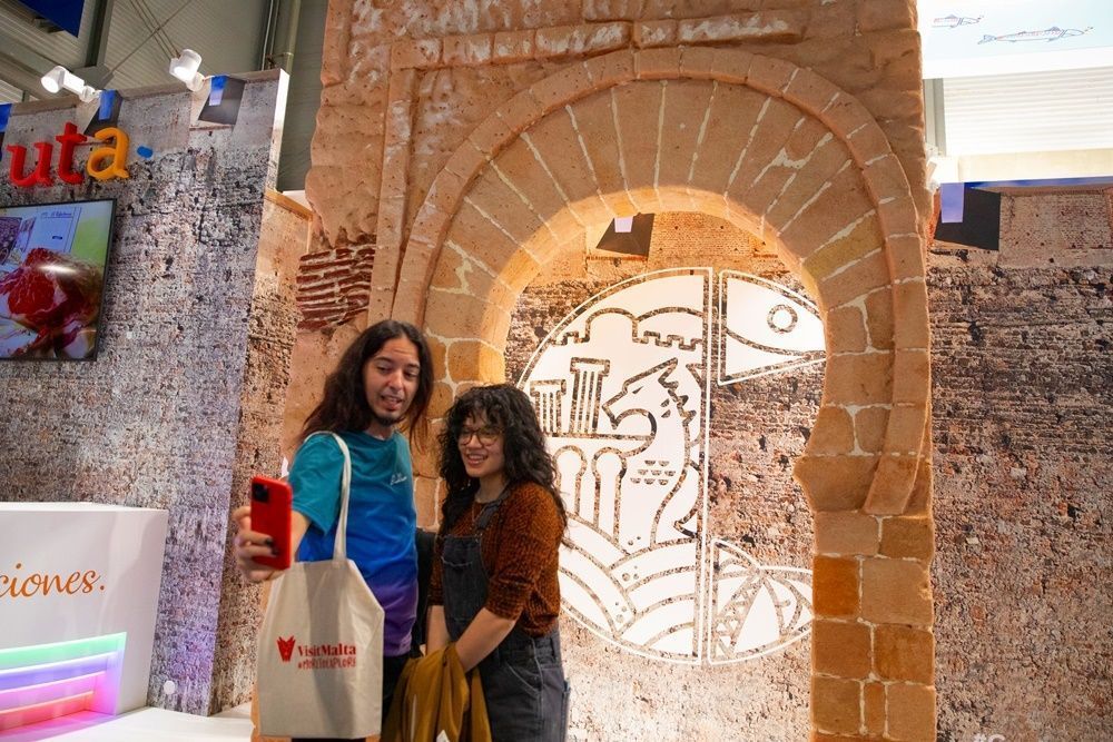 Éxito y diversión en la Gincana de FITUR: Los participantes desatan la creatividad en el Stand de Ceuta