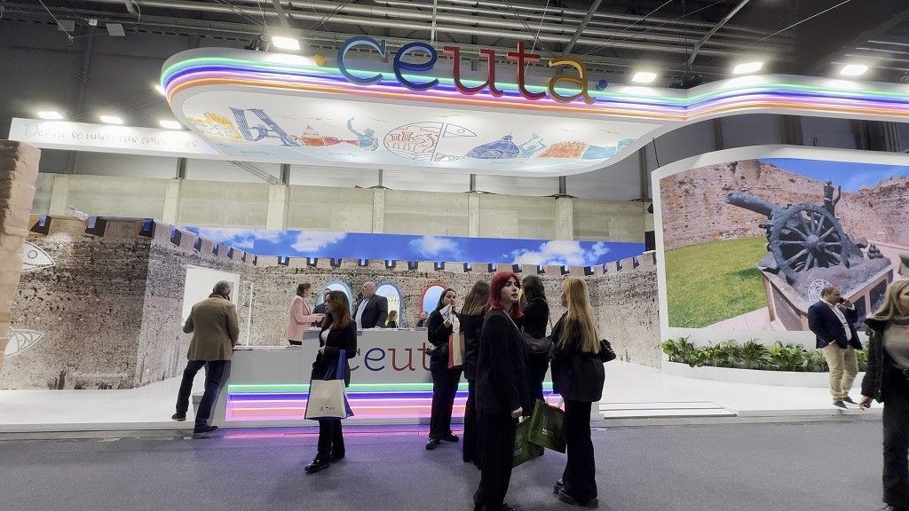 El stand de Ceuta en FITUR acoge una reunión con varias agencias de viajes