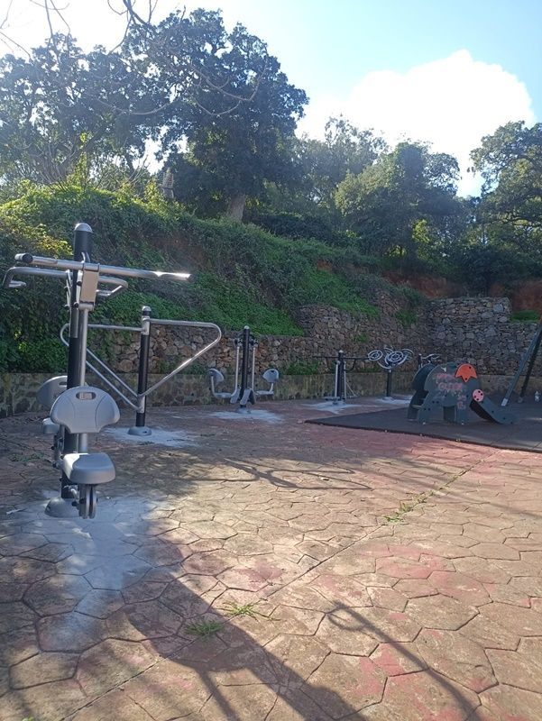 Instalan en la barriada de Benzú un parque biosaludable