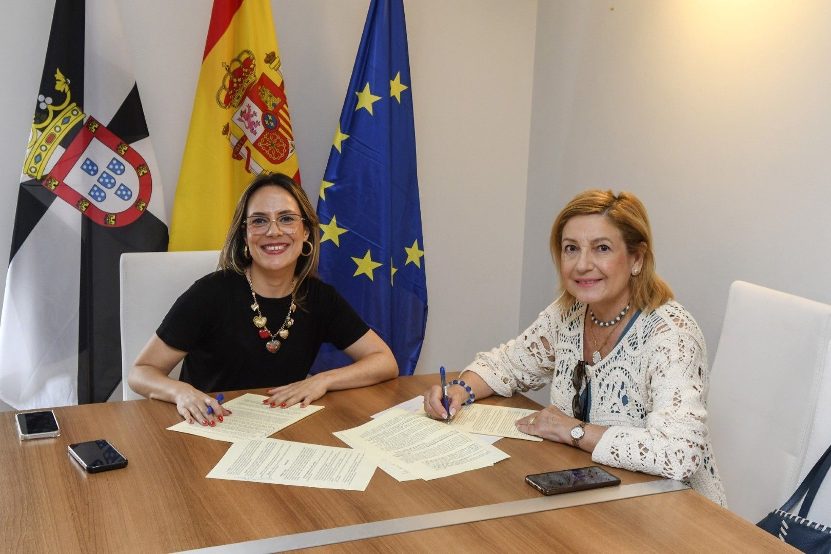 La consejera Pilar Orozco firma convenios con tres academias de baile