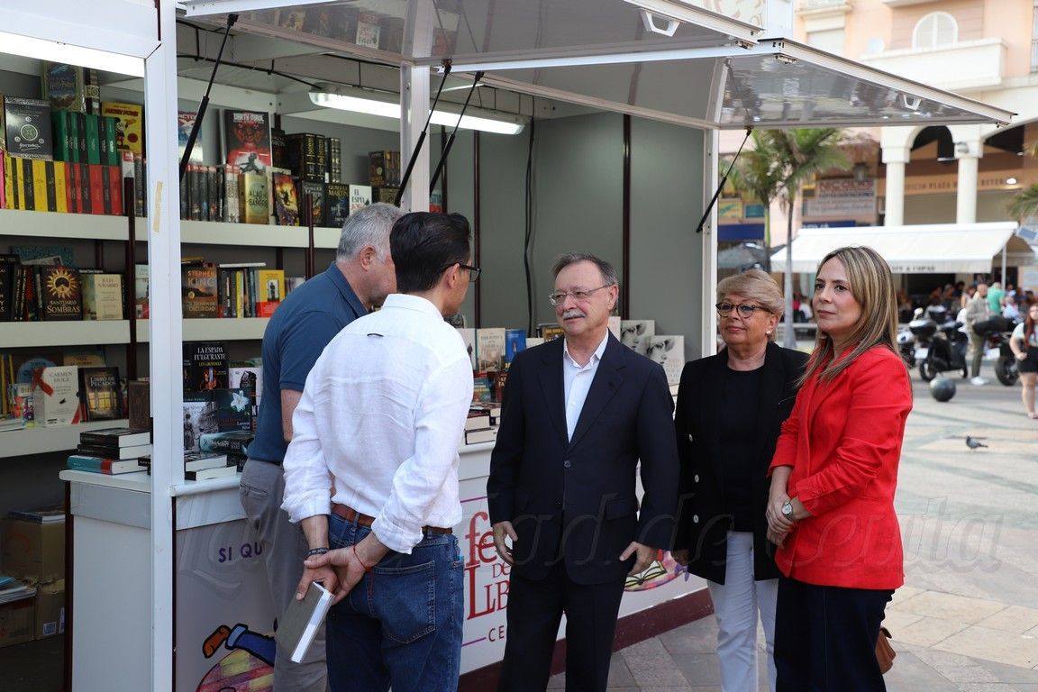 Vivas visita la Feria del Libro y saluda a los libreros en la Plaza de los Reyes