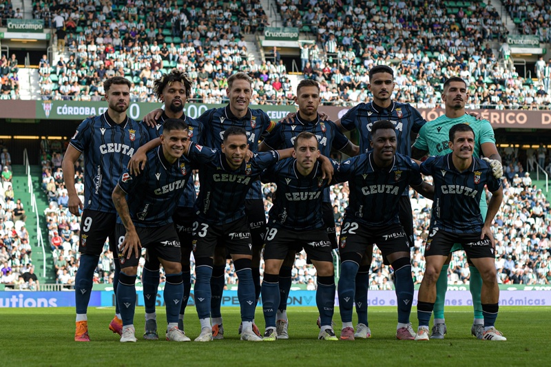 El Ceuta visita a un Deportivo en racha en un desafiante duelo en Riazor