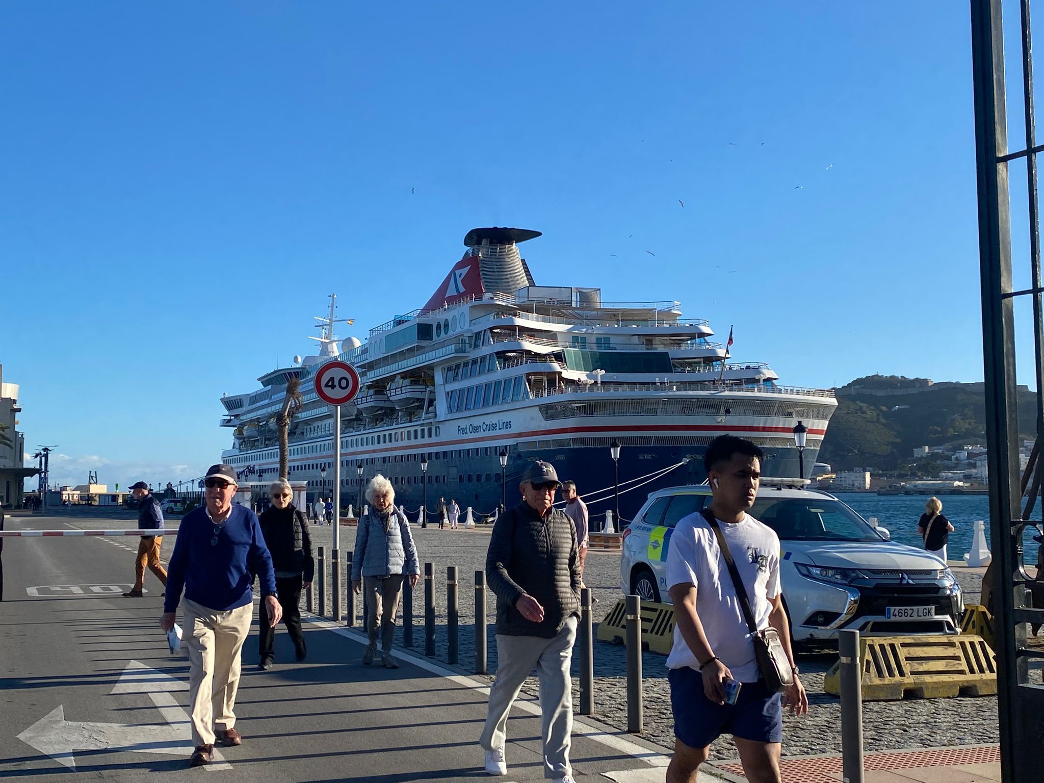 Turistas saliendo del crucero para visitar Ceuta 