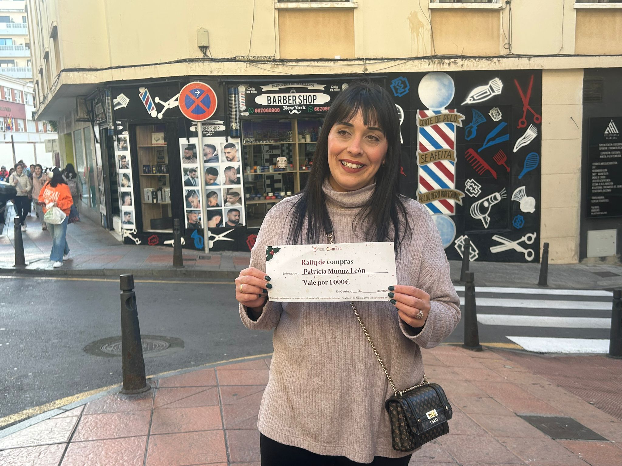 Patricia Muñoz con su cheque de 1000 euros