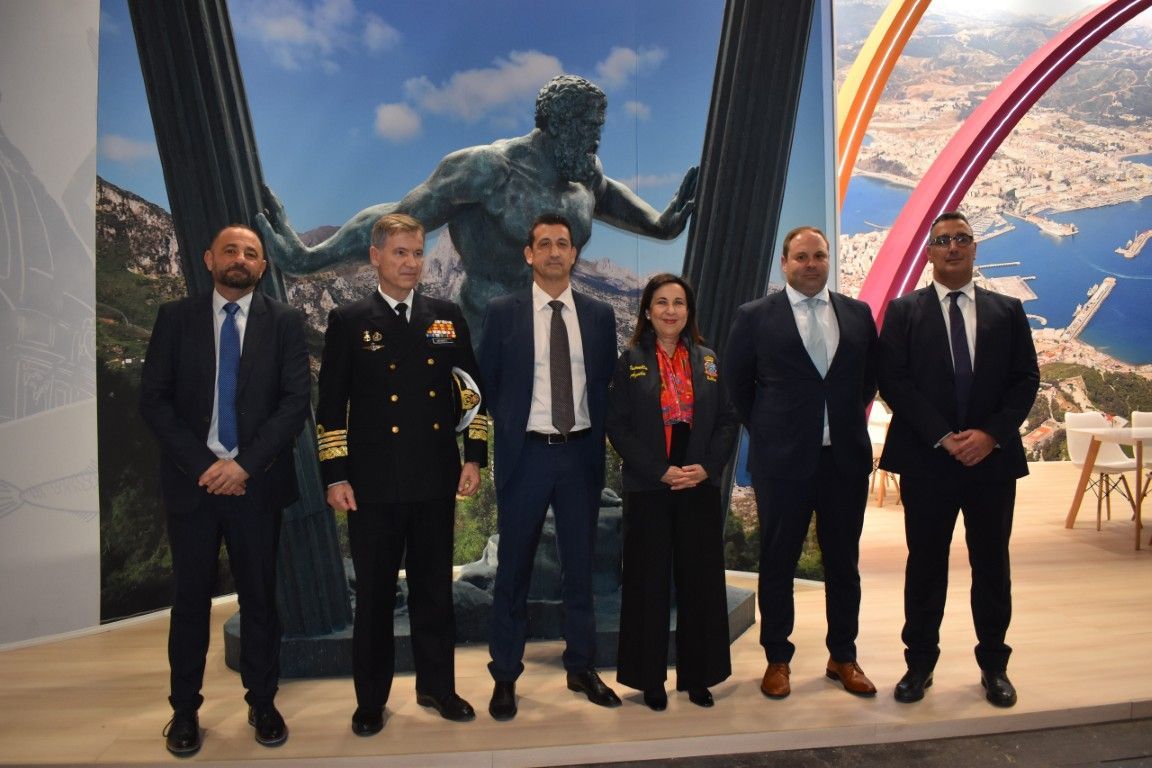 La ministra de Defensa visita el stand de Ceuta en FITUR