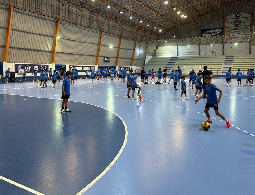 El balón devuelve la sonrisa a un centenar de jóvenes en el Ceuta Campus de Freestyle