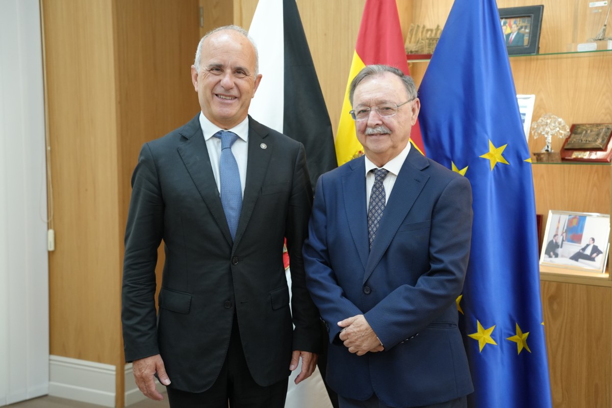 El rector de la UNED traslada a Vivas su apoyo y solidaridad ante la situación de Ceuta