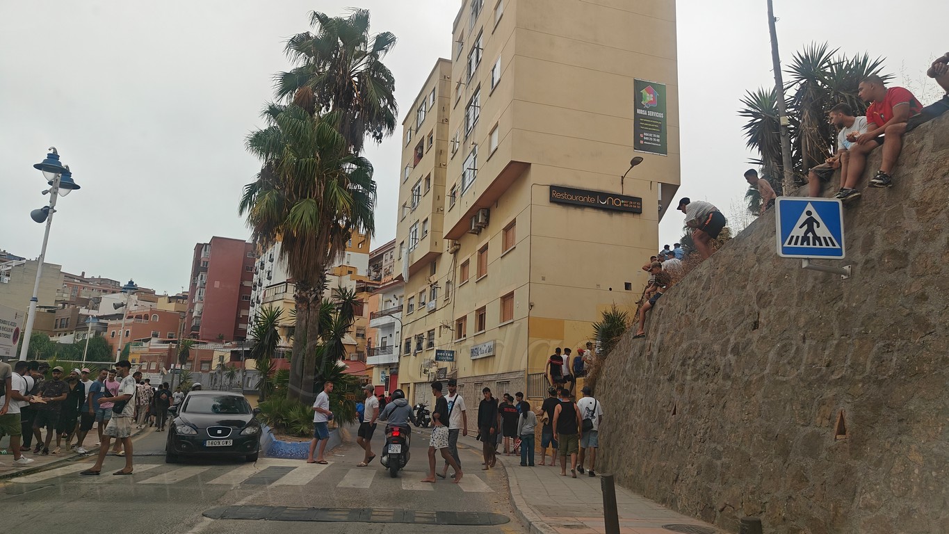 Ceuta refuerza la salud pública y la limpieza ante la permanencia de miles de personas tras la avalancha del 30 de julio