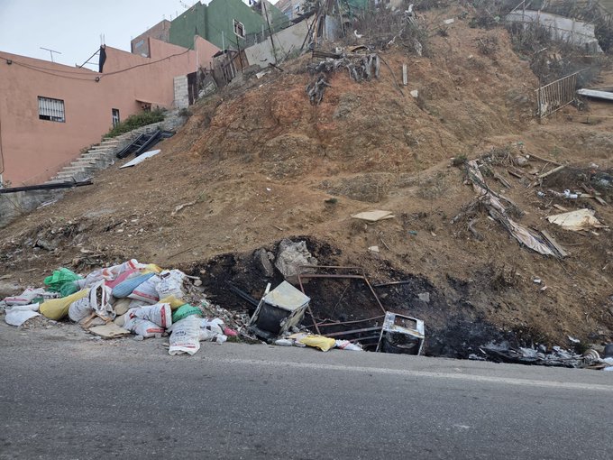 Noche de vandalismo con quemas de tres vehículos y varios contenedores