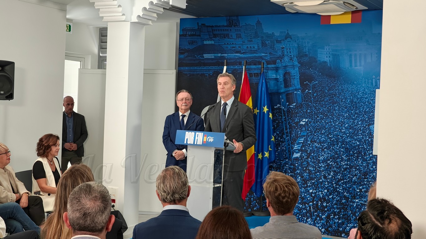 Feijóo avanza en Ceuta que el PP propondrá medidas para mejorar la seguridad del voto por correo