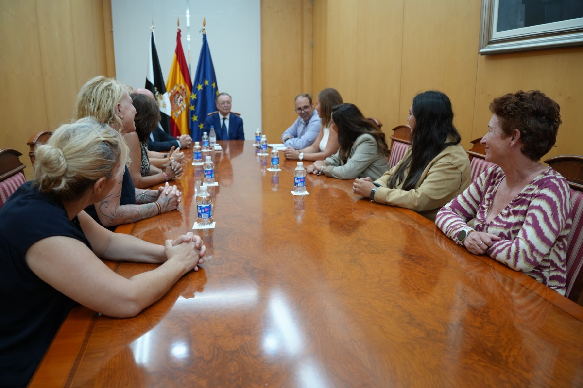 Vivas recibe Mujeres Caballas 25O 3