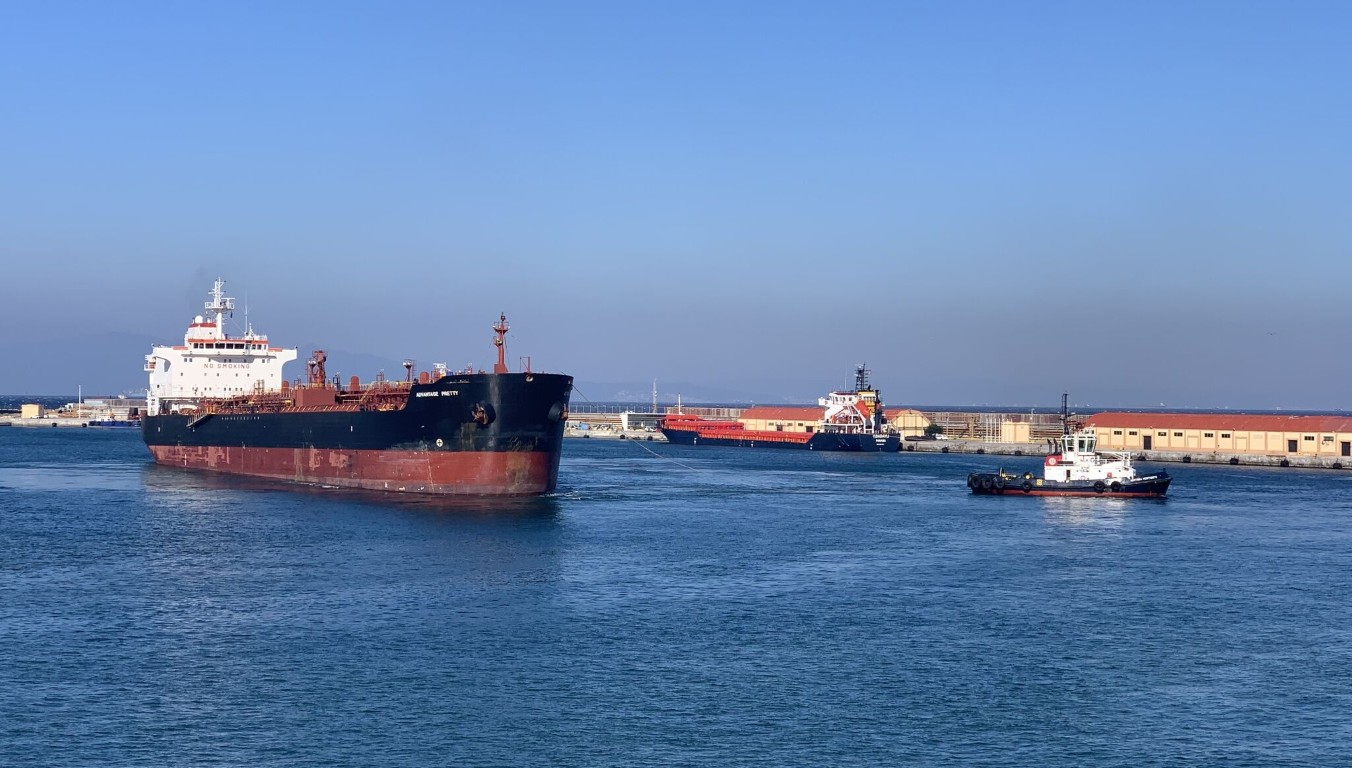 Las empresas consignatarias de buques del puerto, contrarias al albergue para migrantes en la zona del muelle de Poniente