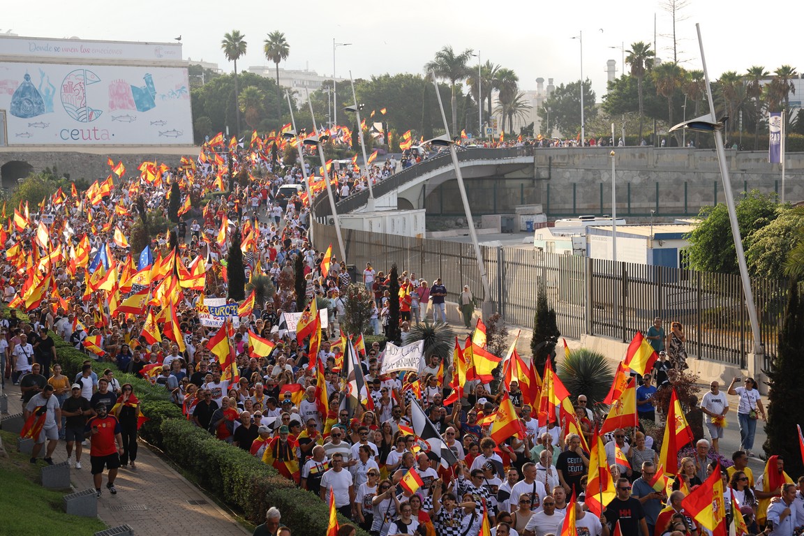 Más de 20.000 personas claman en Ceuta: 'Ceuta no se vende, Ceuta se defiende'