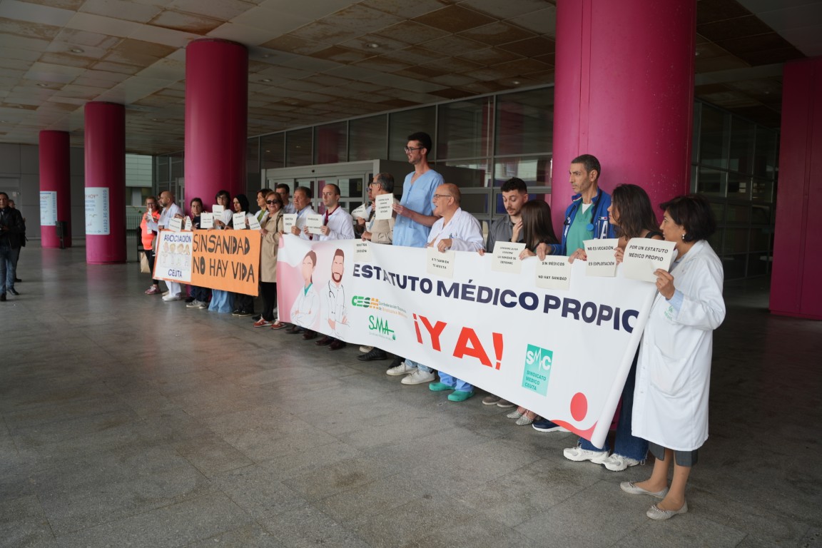 El sindicato médico se concentra en el hospital durante la huelga y denuncia la falta de profesionales