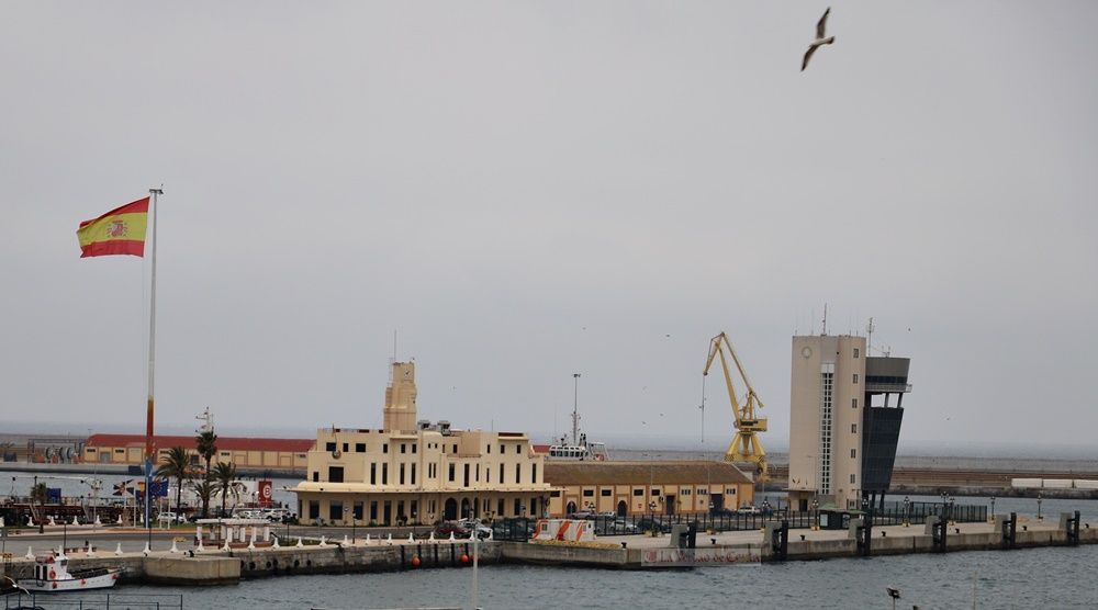 Hallan el cadáver de un inmigrante flotando en el mar cerca del edificio de la Autoridad Portuaria