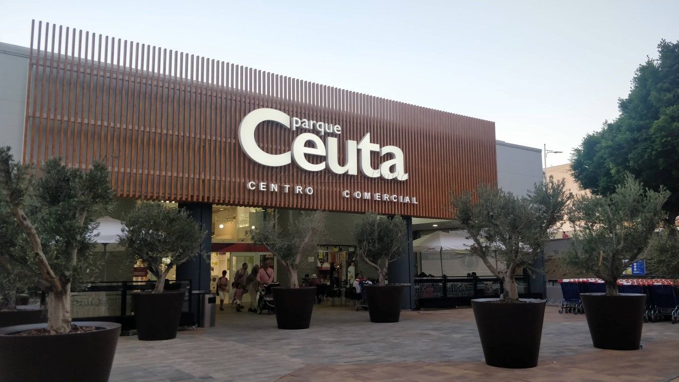 Los supermercados y tiendas podrán cerrar en Ceuta una hora más tarde, a las 21,30 horas