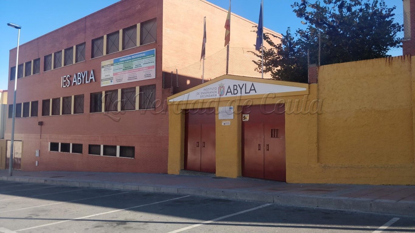 Estudiantes del IES Abyla denuncian condiciones inadecuadas en sus clases nocturnas