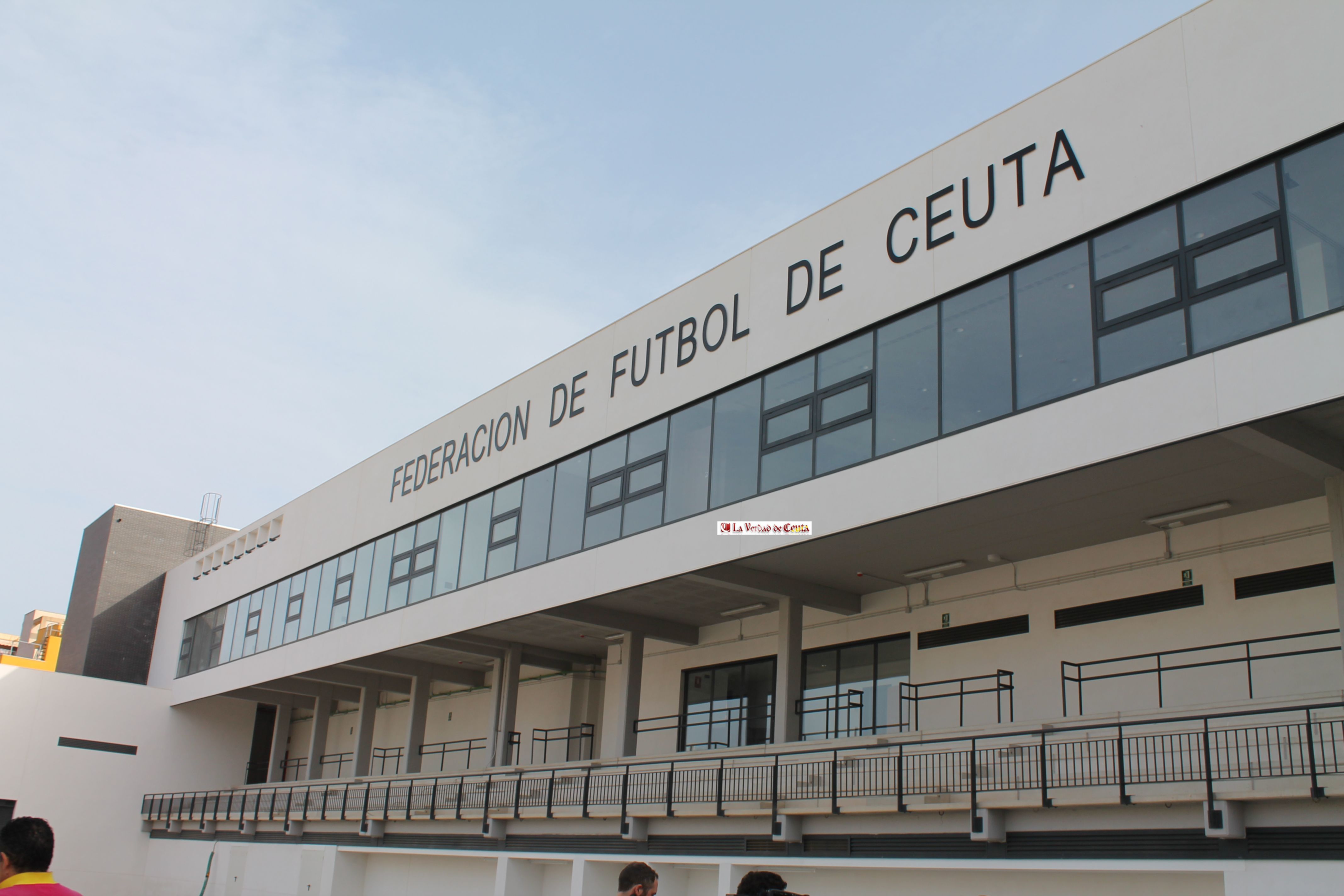 El Consejo de Gobierno aprueba los convenios con las federaciones de tenis y fútbol