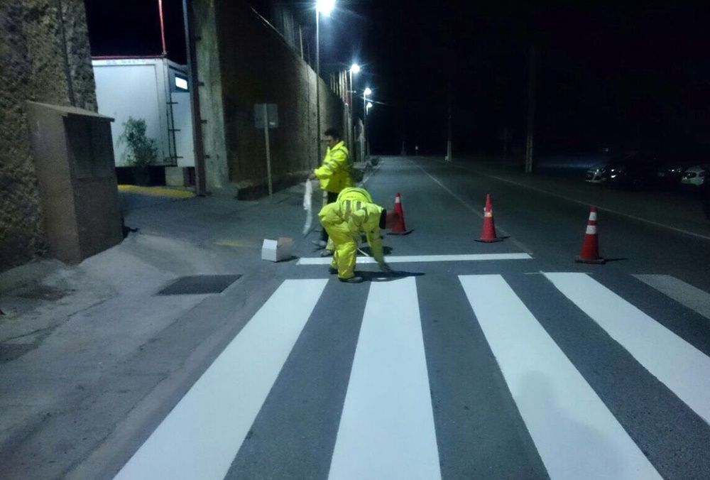 Fomento procede al pintado y colocación de diversos elementos en las carreteras.