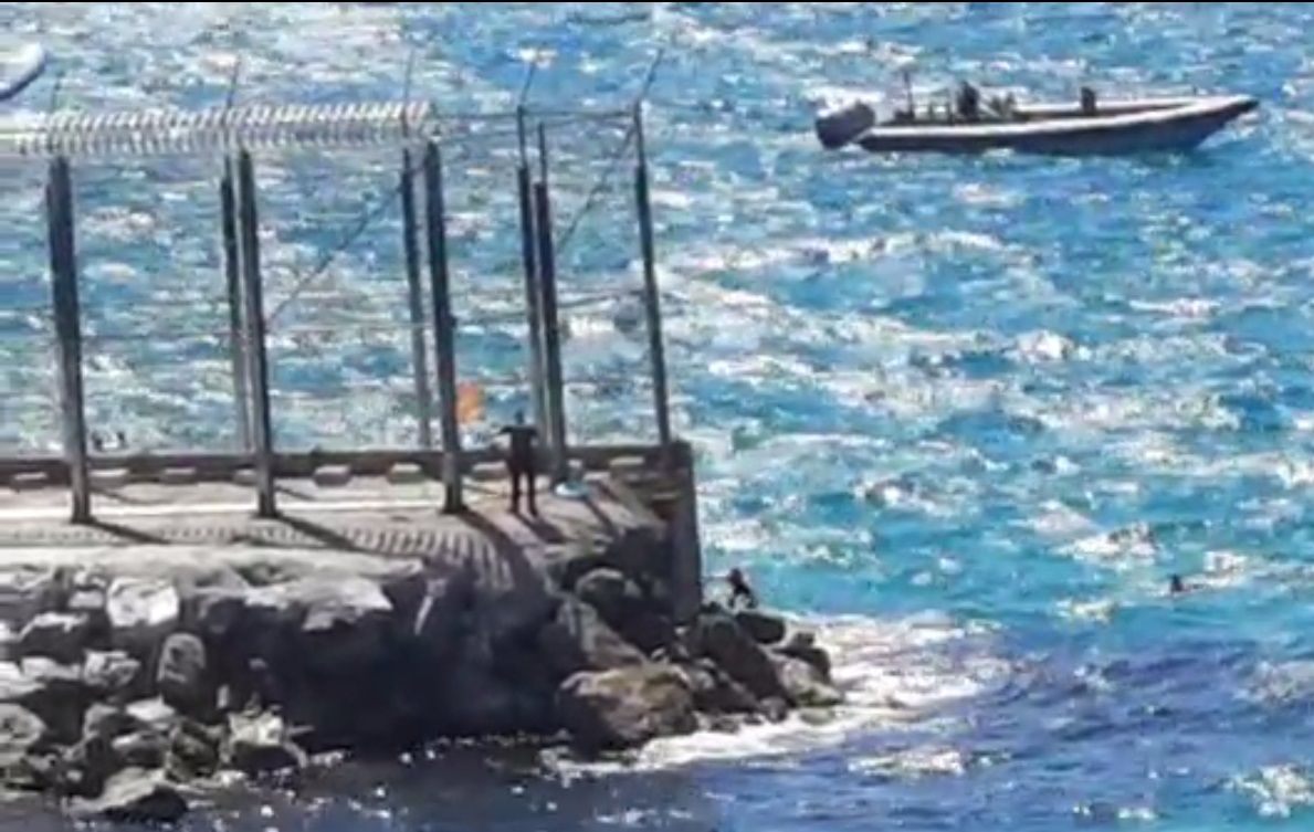 26 inmigrantes entran a nado o saltando la valla en Ceuta en las últimas horas