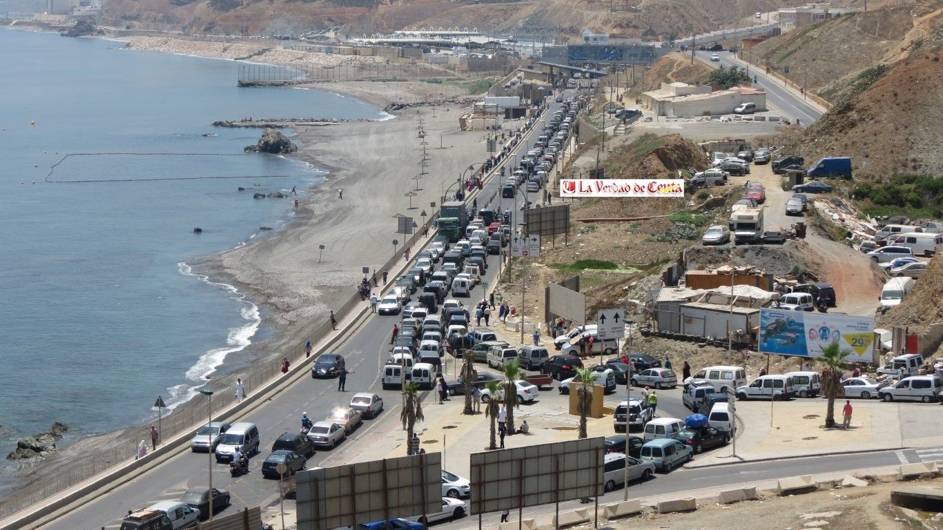 La APDHA alerta del caos en la frontera y pide que se desvíe el tránsito de la OPE a otros puertos