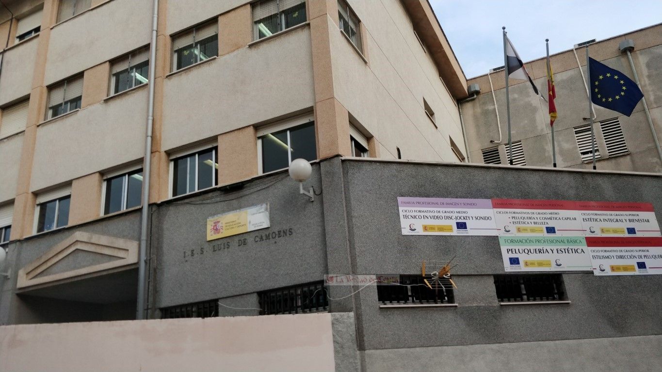Cientos de docentes acuden al Camoens a la prueba para acceder a las listas de interinos