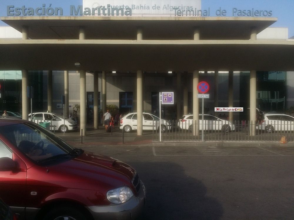 Un marroquí llega a Algeciras en los bajos de un camión remolque desde Ceuta