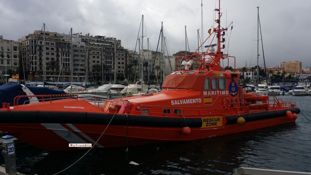 La Salvamar Atria localiza a nueve marroquíes en una patera