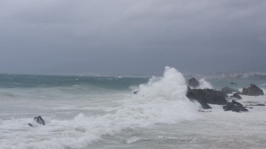 Cancelaciones de barcos y desprendimientos en Ceuta debido a las fuertes rachas de viento