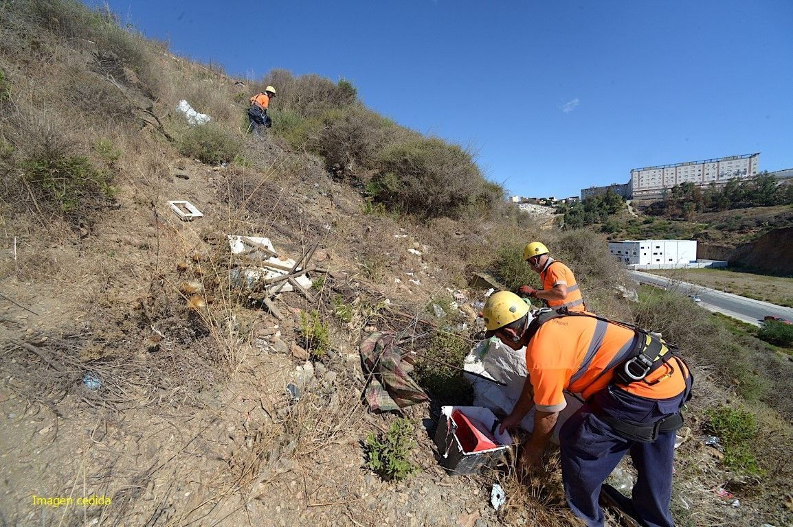 Trabajadores de Tragsa limpiando las zonas aledañas a Loma Colmenar