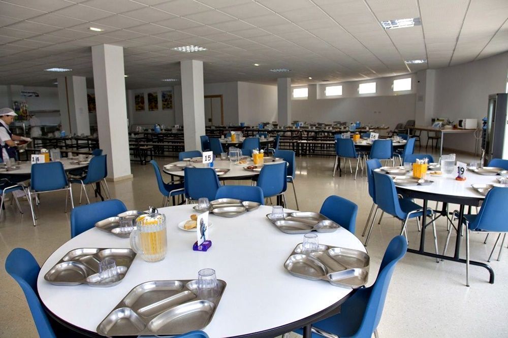 El Gobierno contacta con las familias que tenían becas - comedor